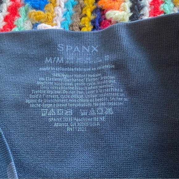 SPANX Look at Me Now Seamless Cropped Leggings Size Medium Black Grey Camo - Picture 7 of 7